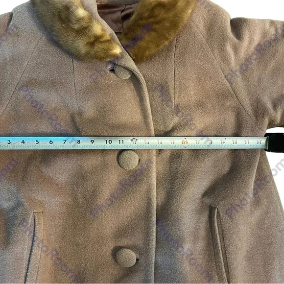 Beautiful Vintage Mary Lane 3 button winter coat with fur detailing by neckline - Picture 4 of 7